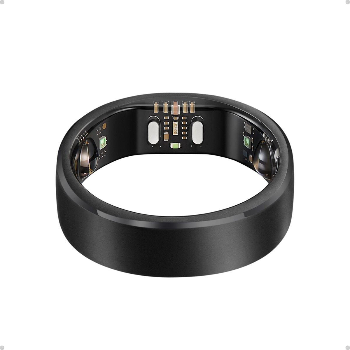 Schwarzer Smartring mit freigelegter Platine und Lichtern auf weißem Hintergrund.