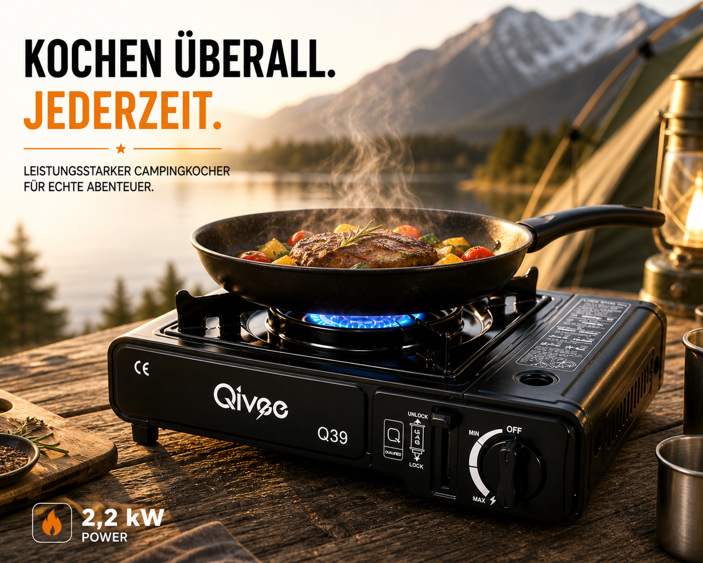 Ein Campingkocher brät Fleisch und Gemüse in einer Pfanne in der Natur.