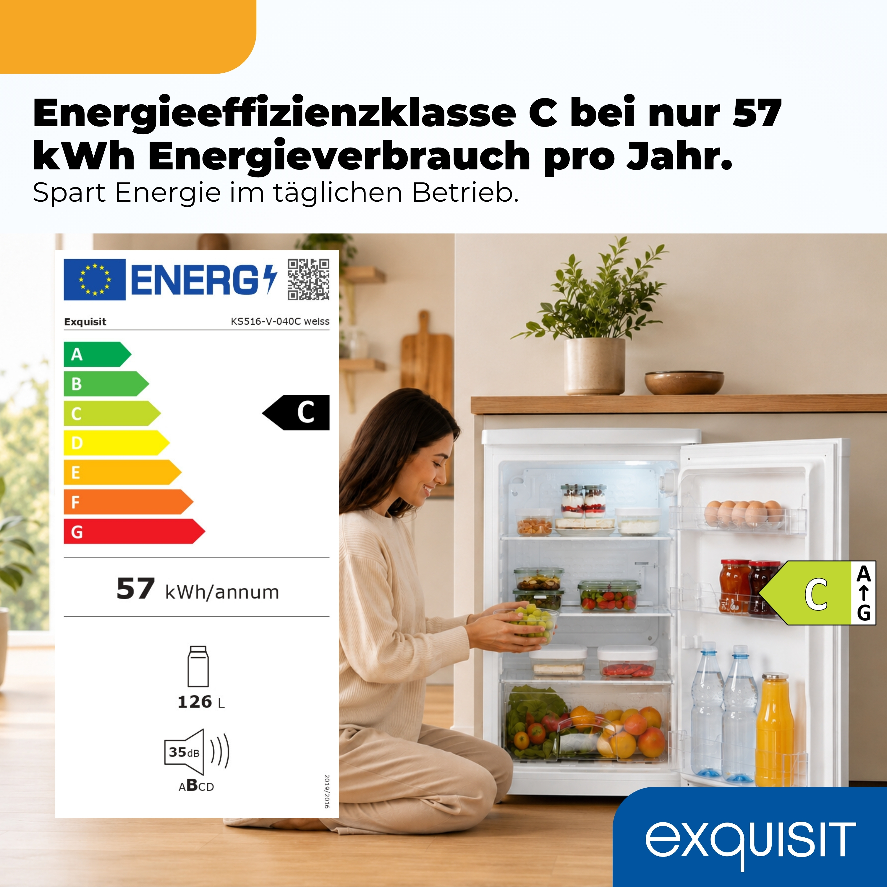 Frau mit Trauben vor offenem Kühlschrank mit Energieeffizienz-Label C.