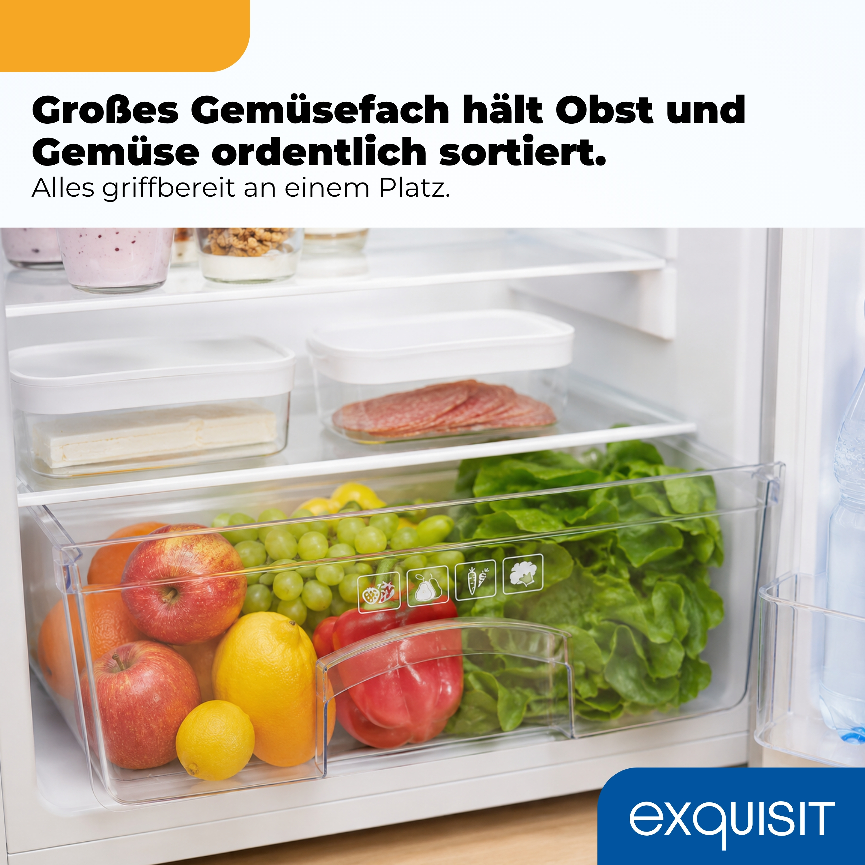 Ein Kühlschrankfach mit Obst und Gemüse wie Äpfeln, Orangen, Trauben und Salat.