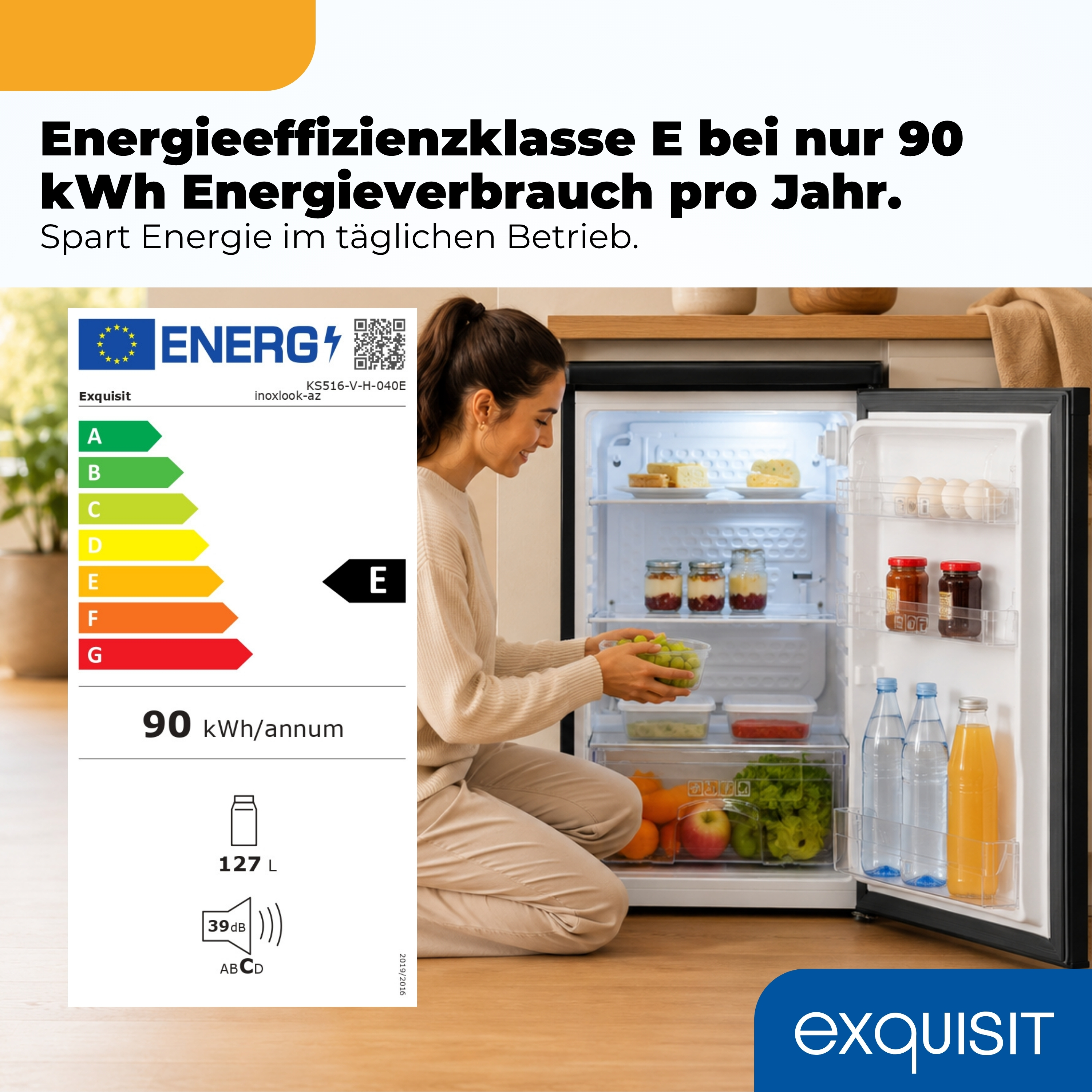 Frau packt Kühlschrank aus, Energie-Label-Anzeige, 90 kWh/Jahr, 127 L, 39 dB.