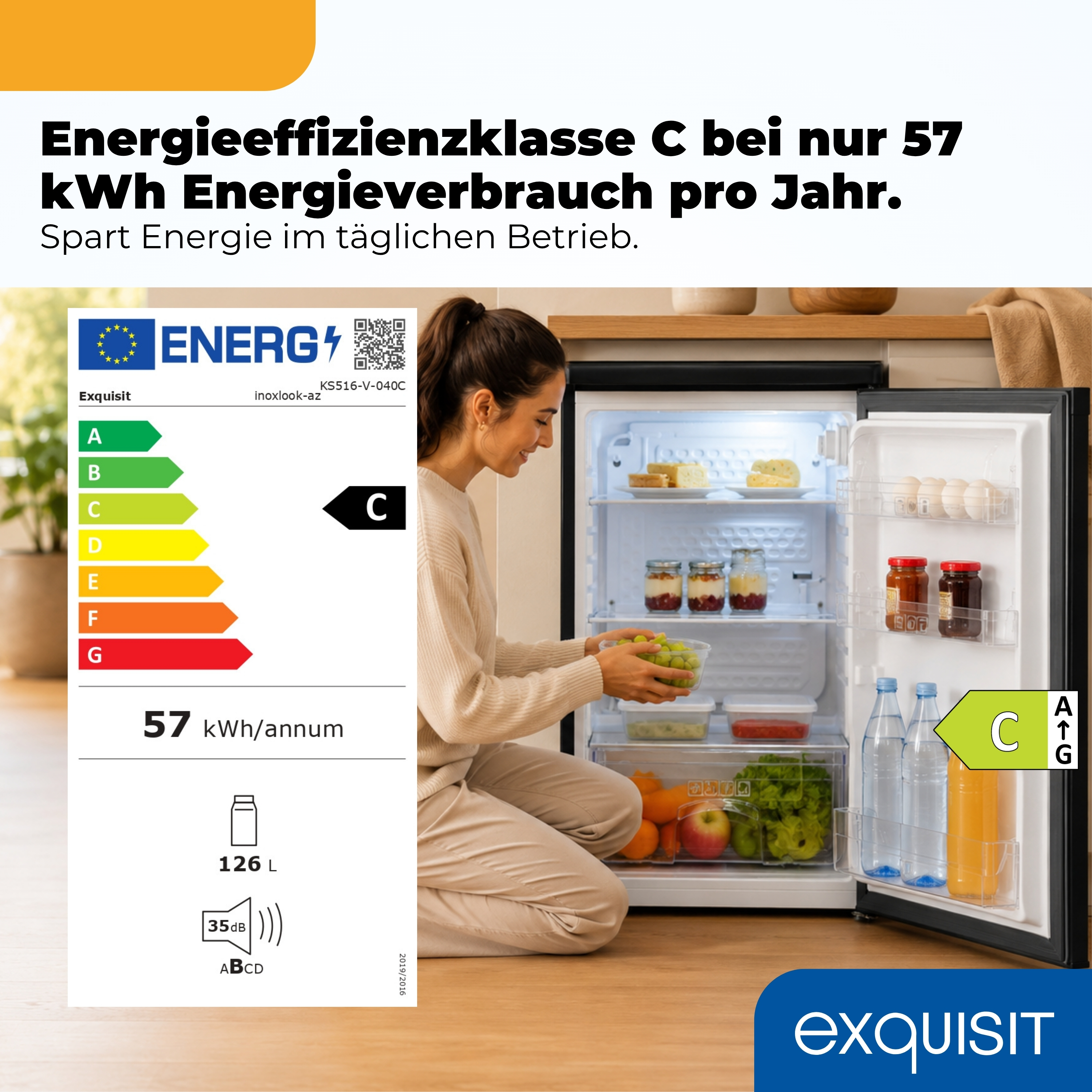 Frau lächelt und legt eine Schale mit Trauben in einen kleinen Kühlschrank.