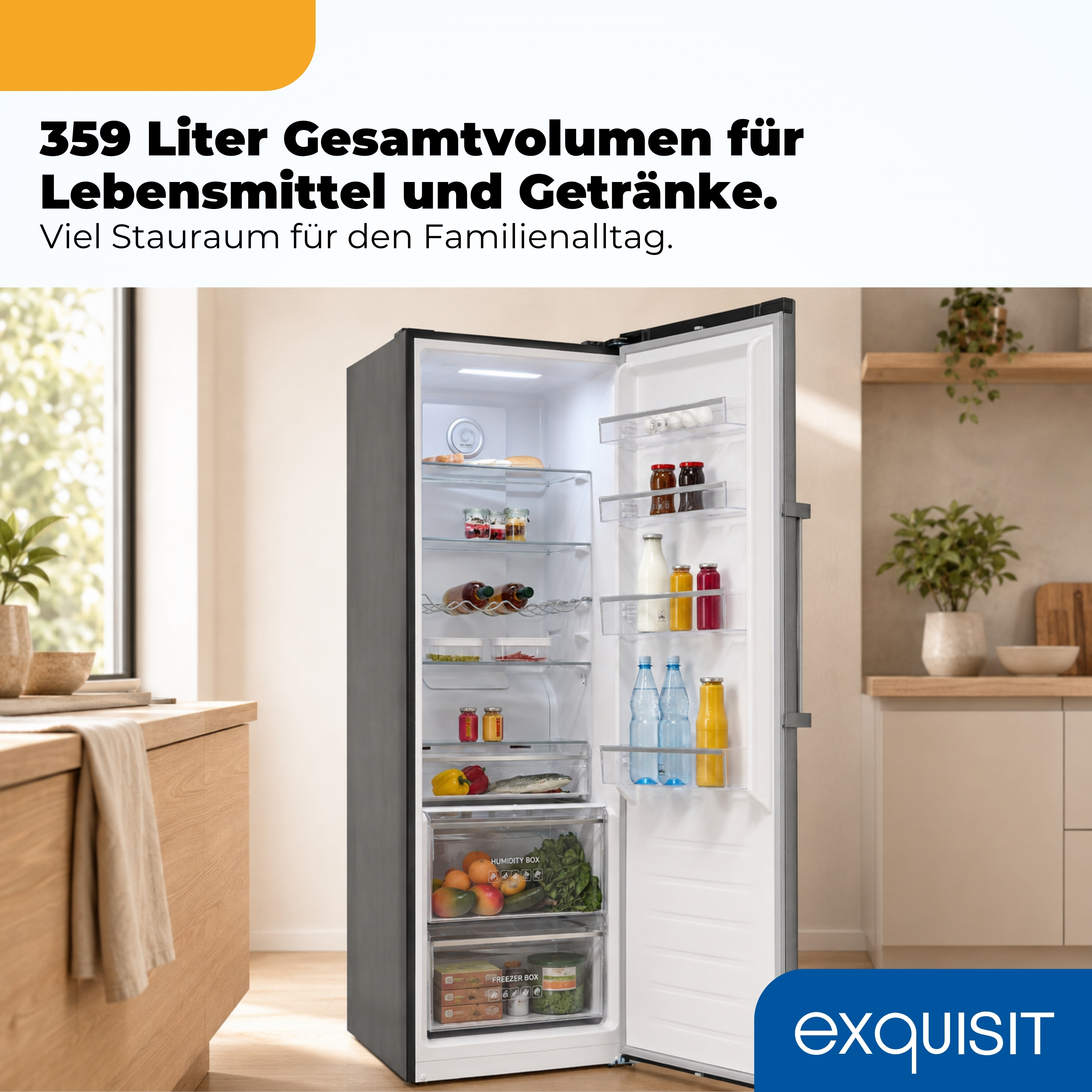 Offener Kühlschrank mit Lebensmitteln: Flaschen, Gläser, Obst und Gemüse.
