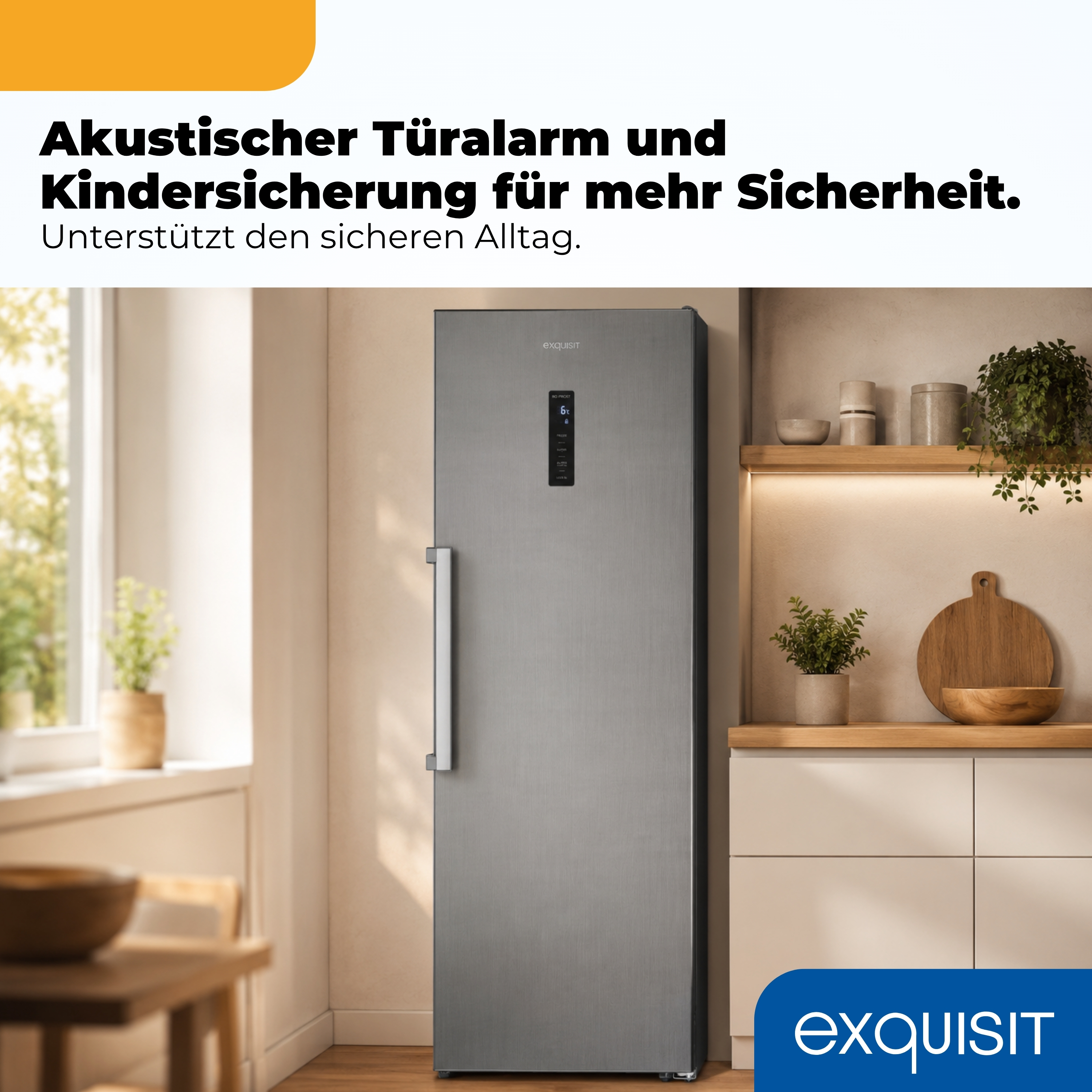 Ein moderner Kühlschrank steht in einer Küche mit Dekoration.