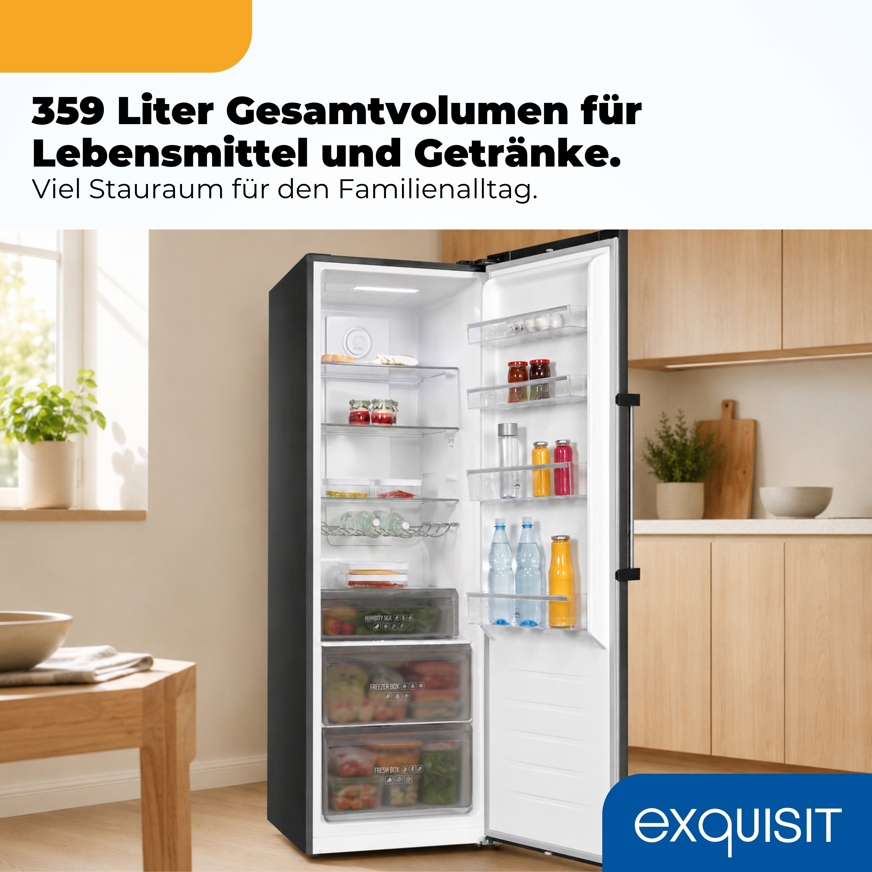 Ein offener Kühlschrank mit Lebensmitteln und Getränken auf Regalen und in Schubladen.