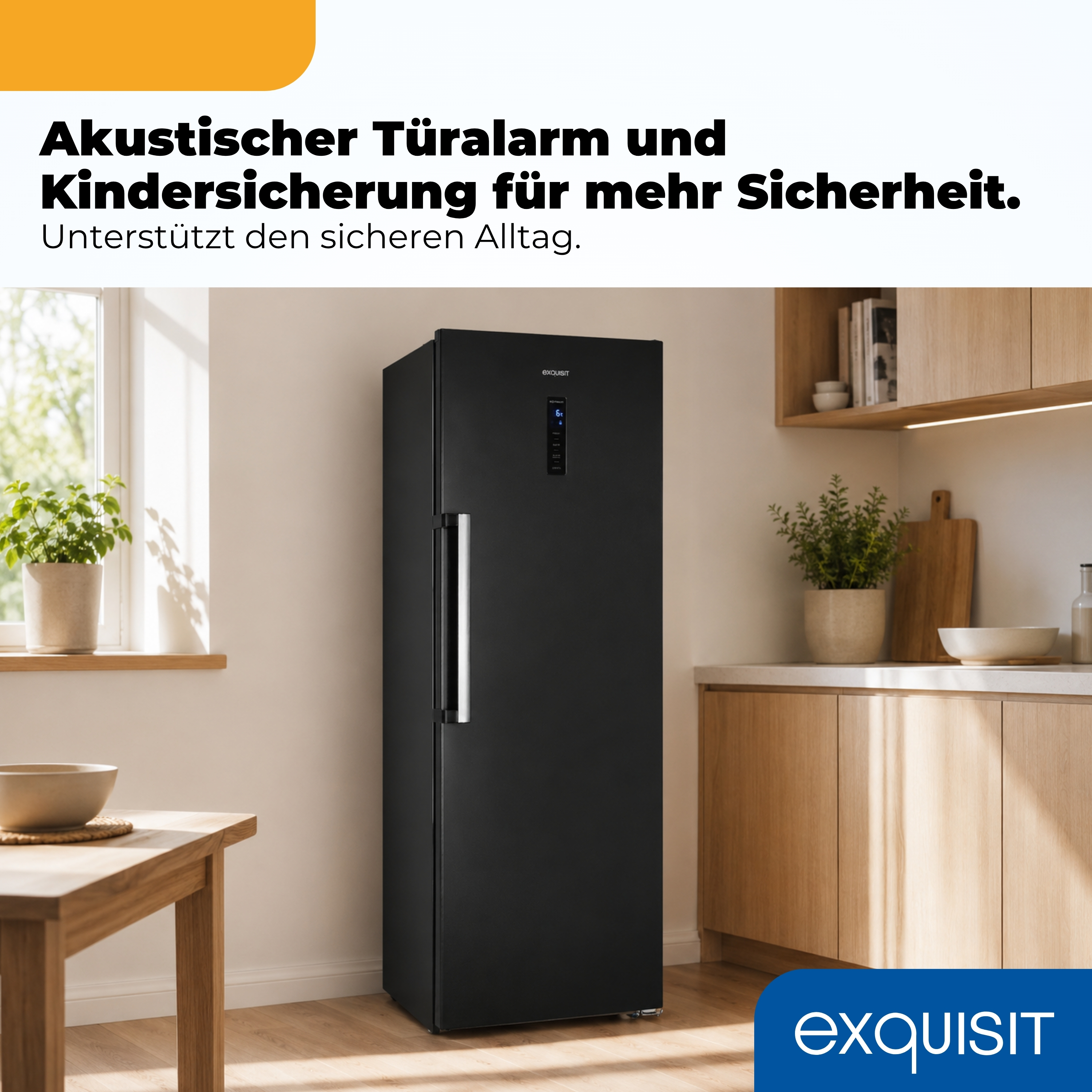 Schwarzer Kühlschrank in einer modernen Küche mit Holzelementen.