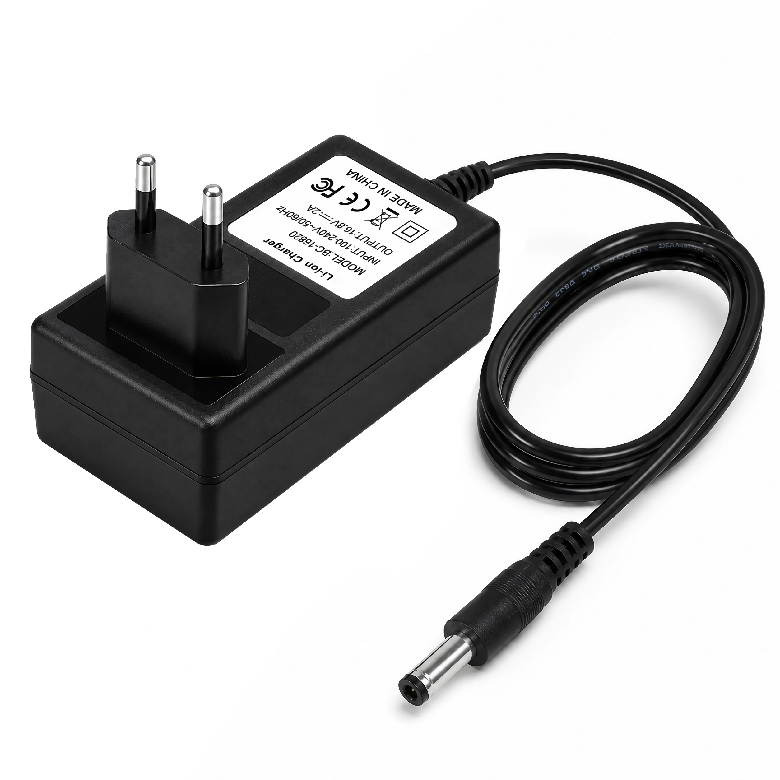 Schwarzes Ladegerät mit Eurostecker und Kabel mit rundem Stecker.