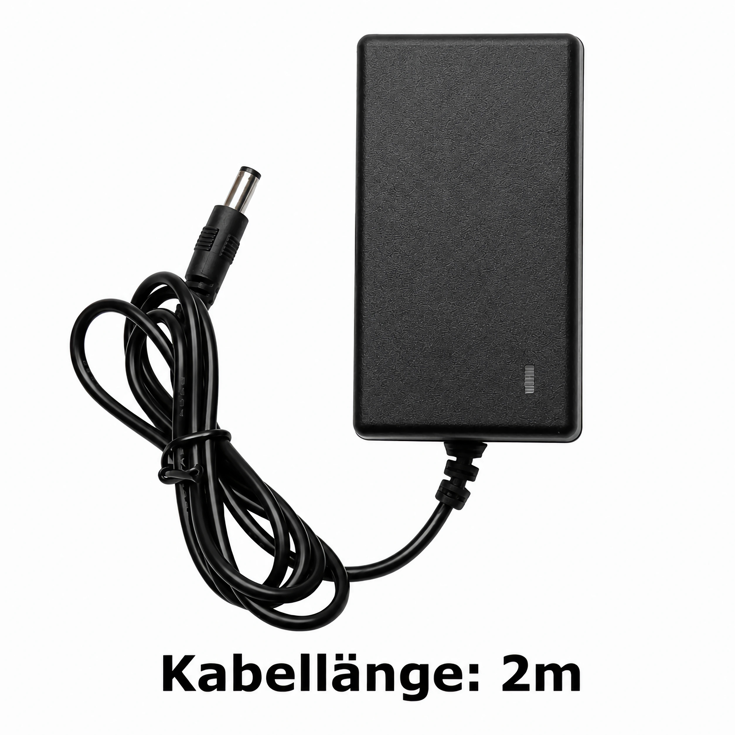 Schwarzer Netzteiladapter mit Kabel und Stecker auf weißem Hintergrund.