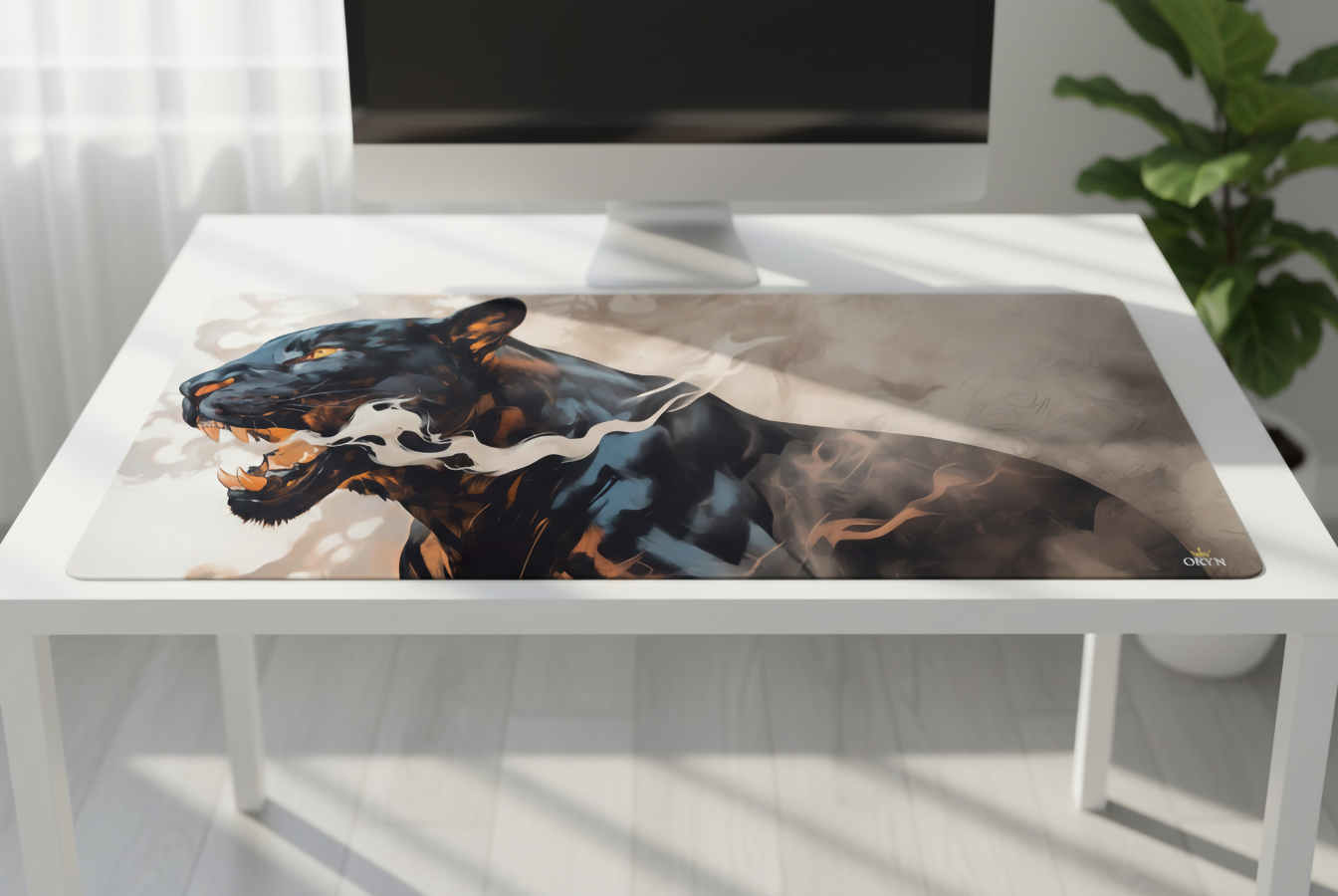 Dumanlı ve alevli bir mousepad üzerinde kükreyen sarı gözlü siyah panter.