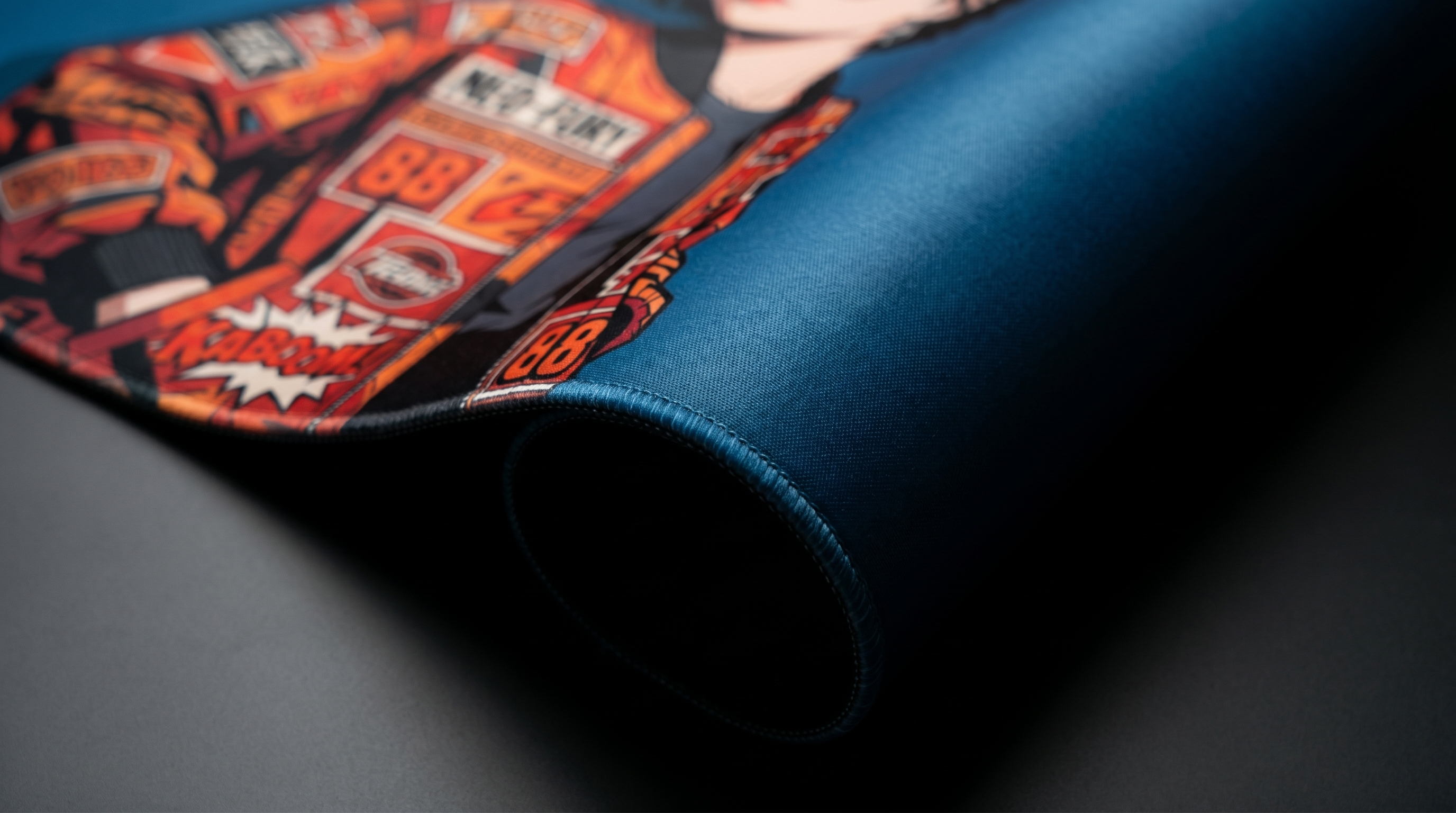 Turuncu ceketli anime kadın desenli mavi mousepad.