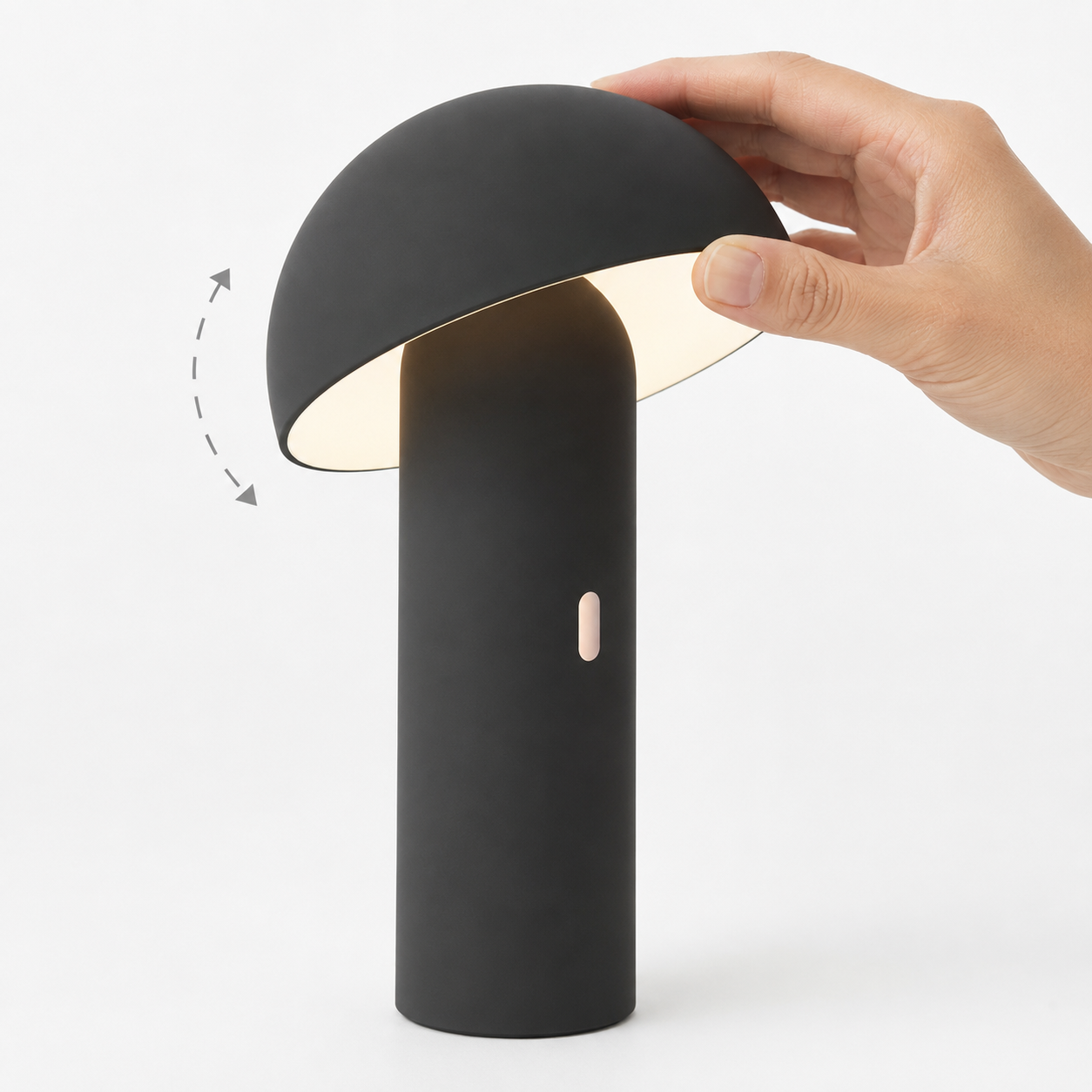 Eine Hand verstellt den schwarzen Lampenschirm einer Pilzlampe. Ein rosa Knopf ist sichtbar.