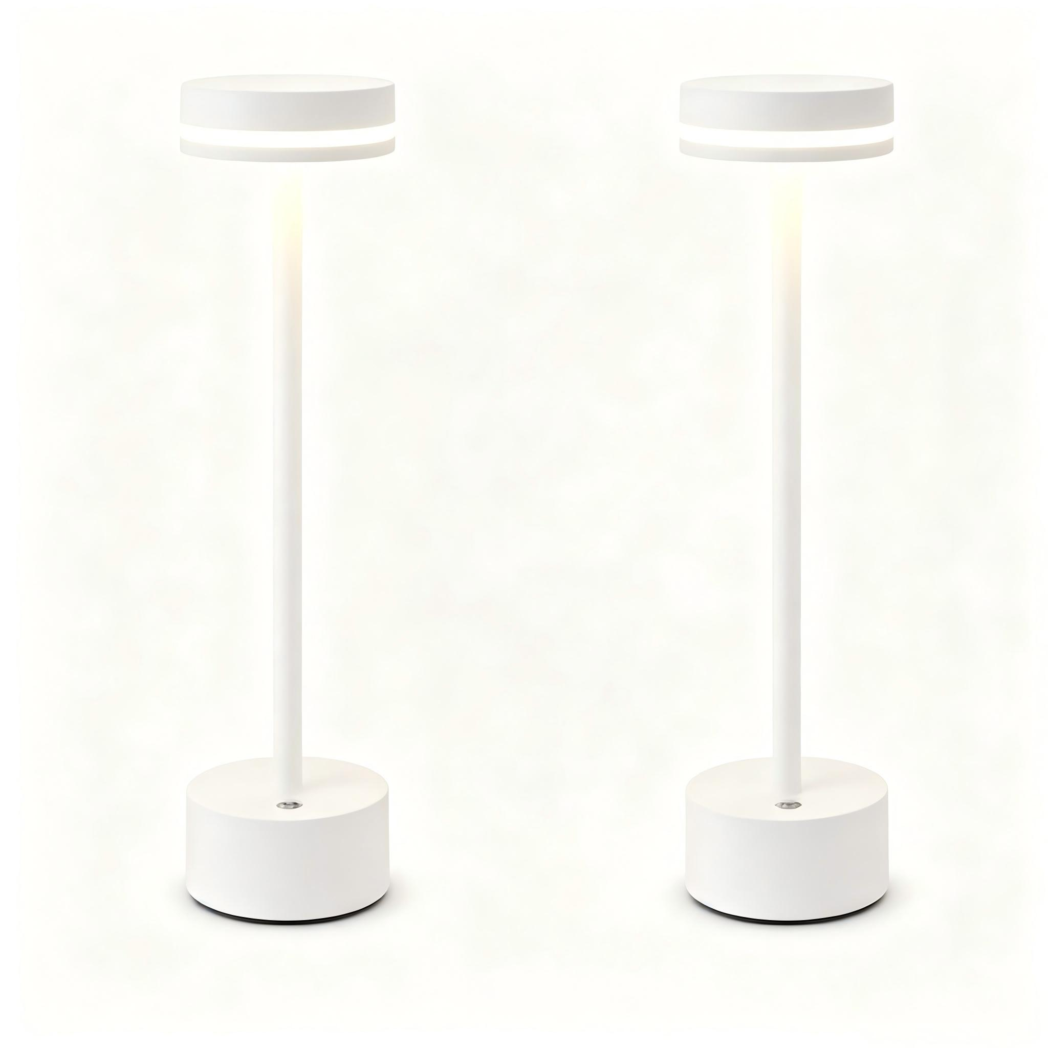 Dos lámparas de mesa blancas con bases redondas y cabezales cilíndricos con bandas iluminadas.