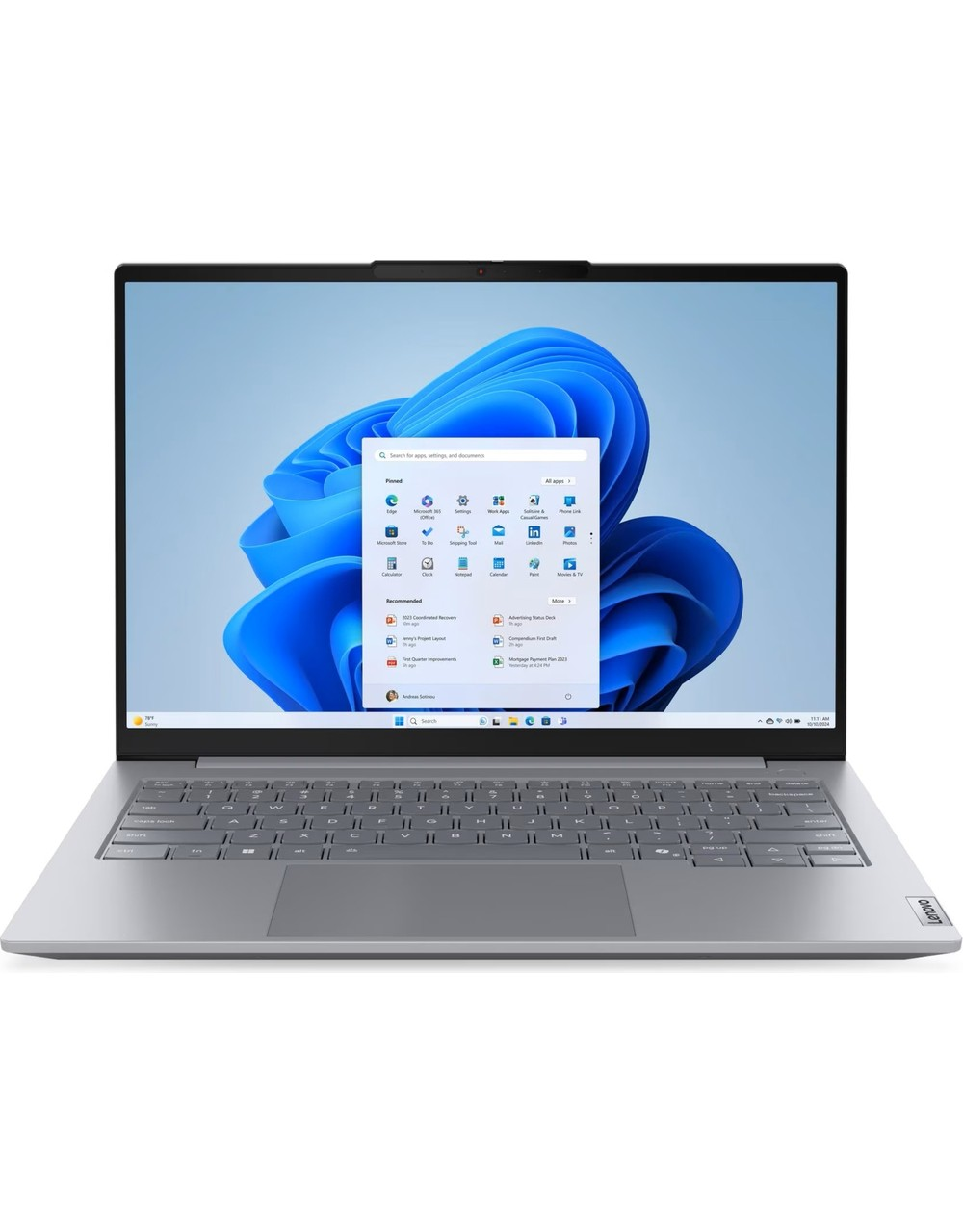 Ekranında Windows 11 başlangıç menüsü bulunan gümüş rengi bir dizüstü bilgisayar.