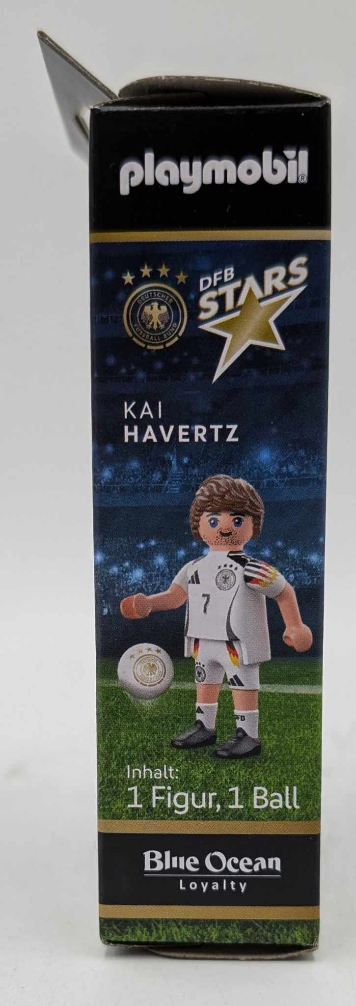 Playmobil-Figur von Kai Havertz in Deutschland-Trikot mit Ball auf Rasen.