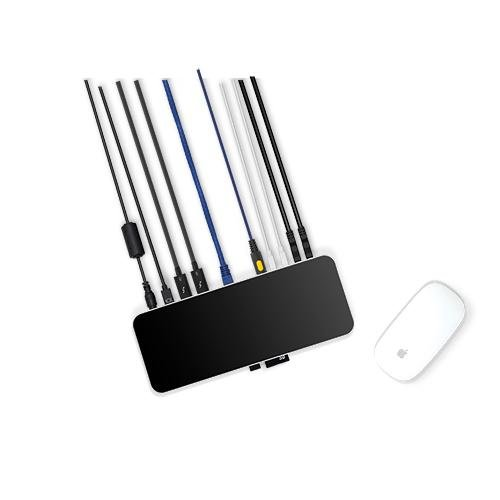 Un hub USB nero con molti cavi e un mouse bianco accanto.