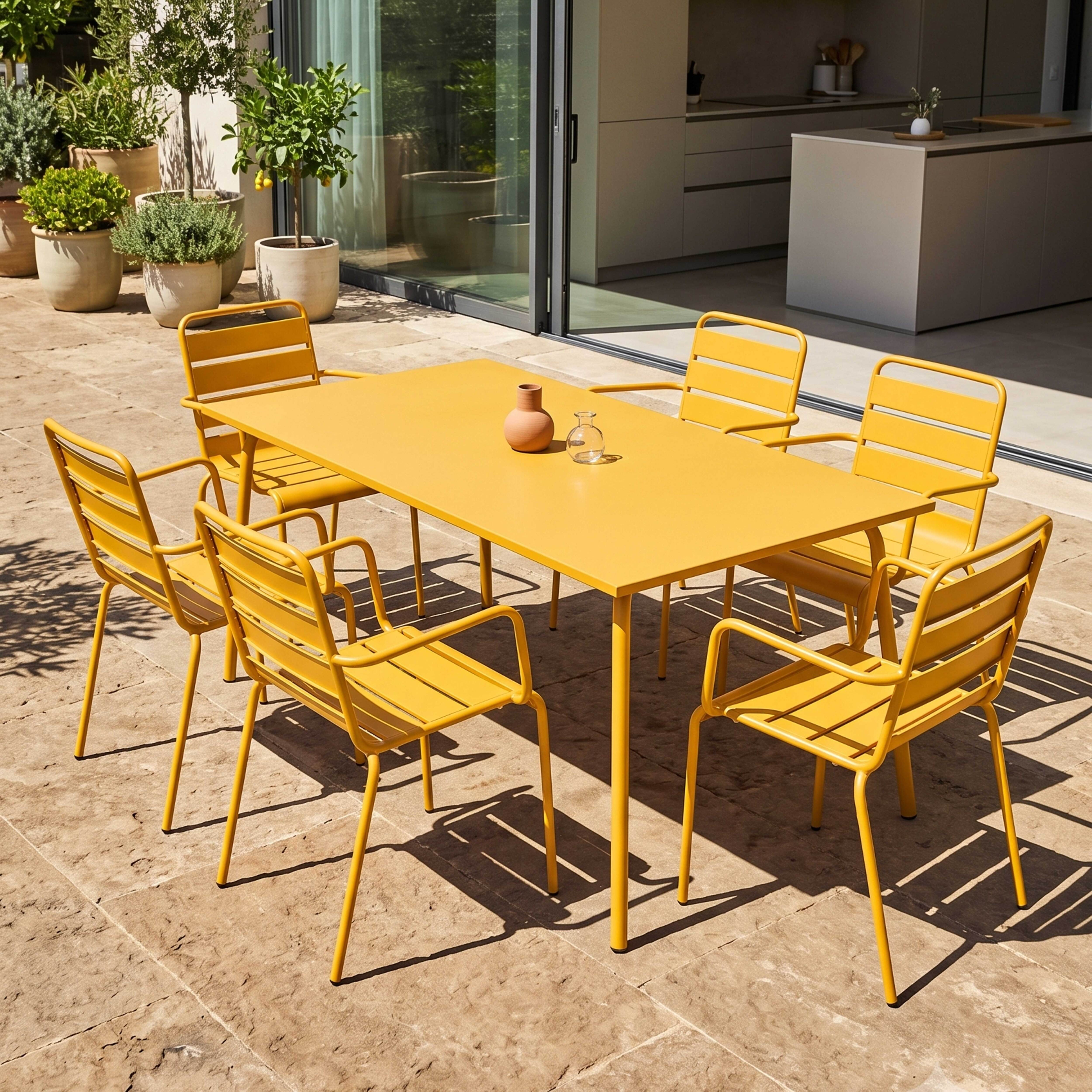 Gelbe Gartenmöbel mit Tisch und sechs Stühlen auf einer Steinterrasse.