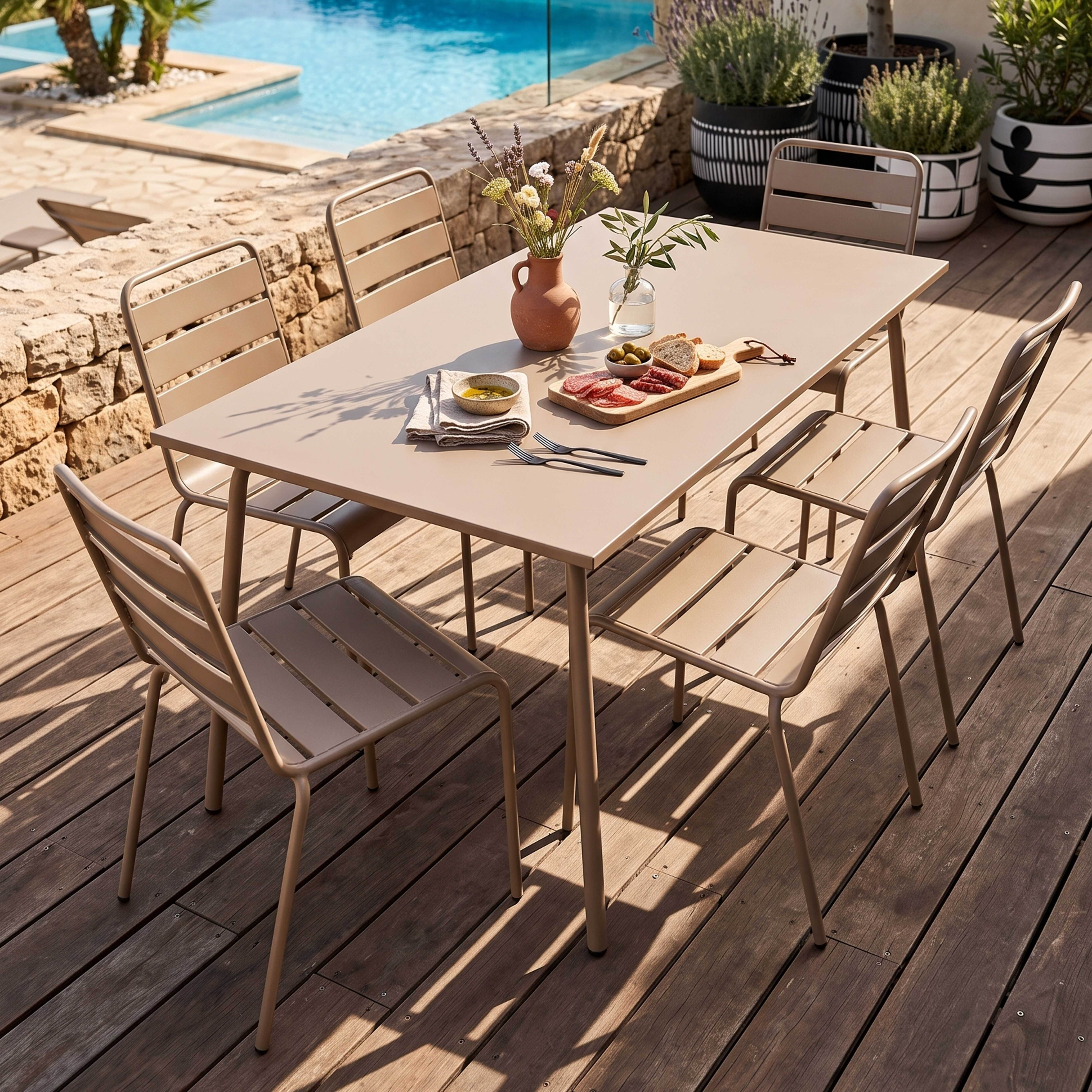 Eine Essecke mit Tisch und Stühlen am Pool mit Snack und Getränken.