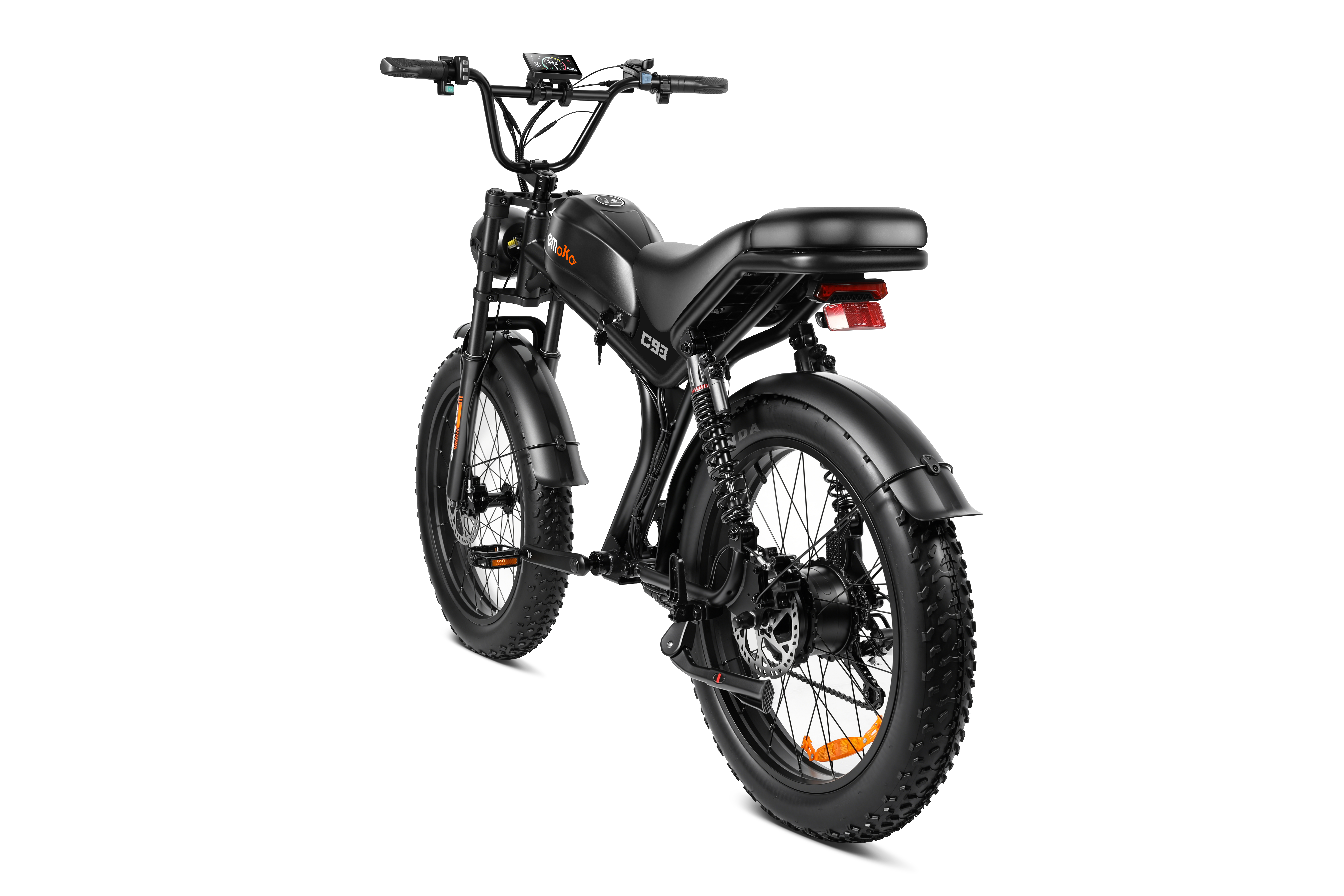 Ein schwarzes E-Bike mit dicken Reifen, einem digitalen Display und einem Rücklicht.