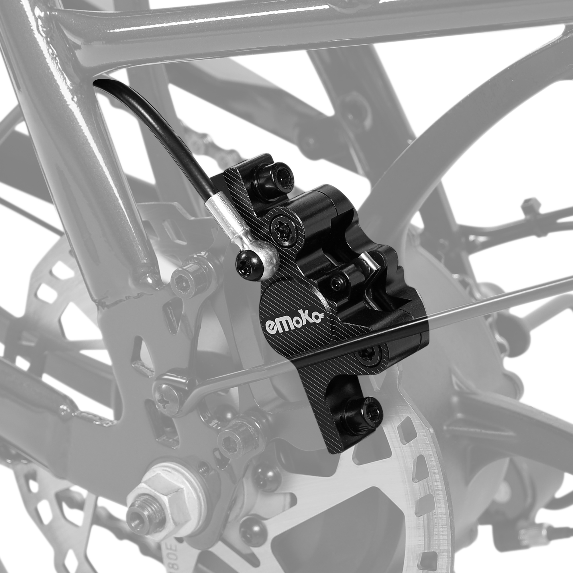 Schwarze Fahrradbremse mit Kabel und Scheibe, am Rahmen montiert.