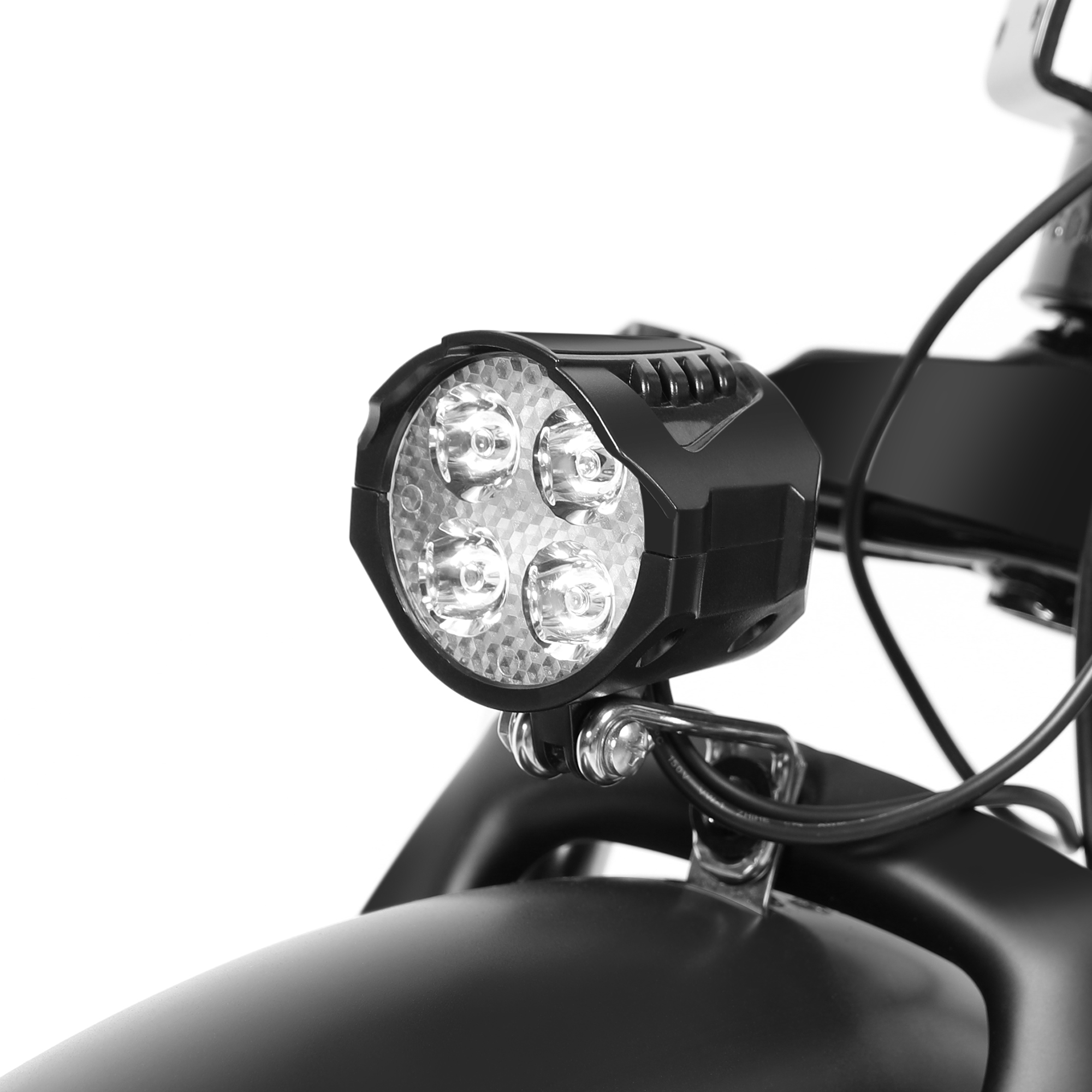 Ein schwarzer Scheinwerfer mit vier LEDs an einem Fahrrad, nahaufnahme.