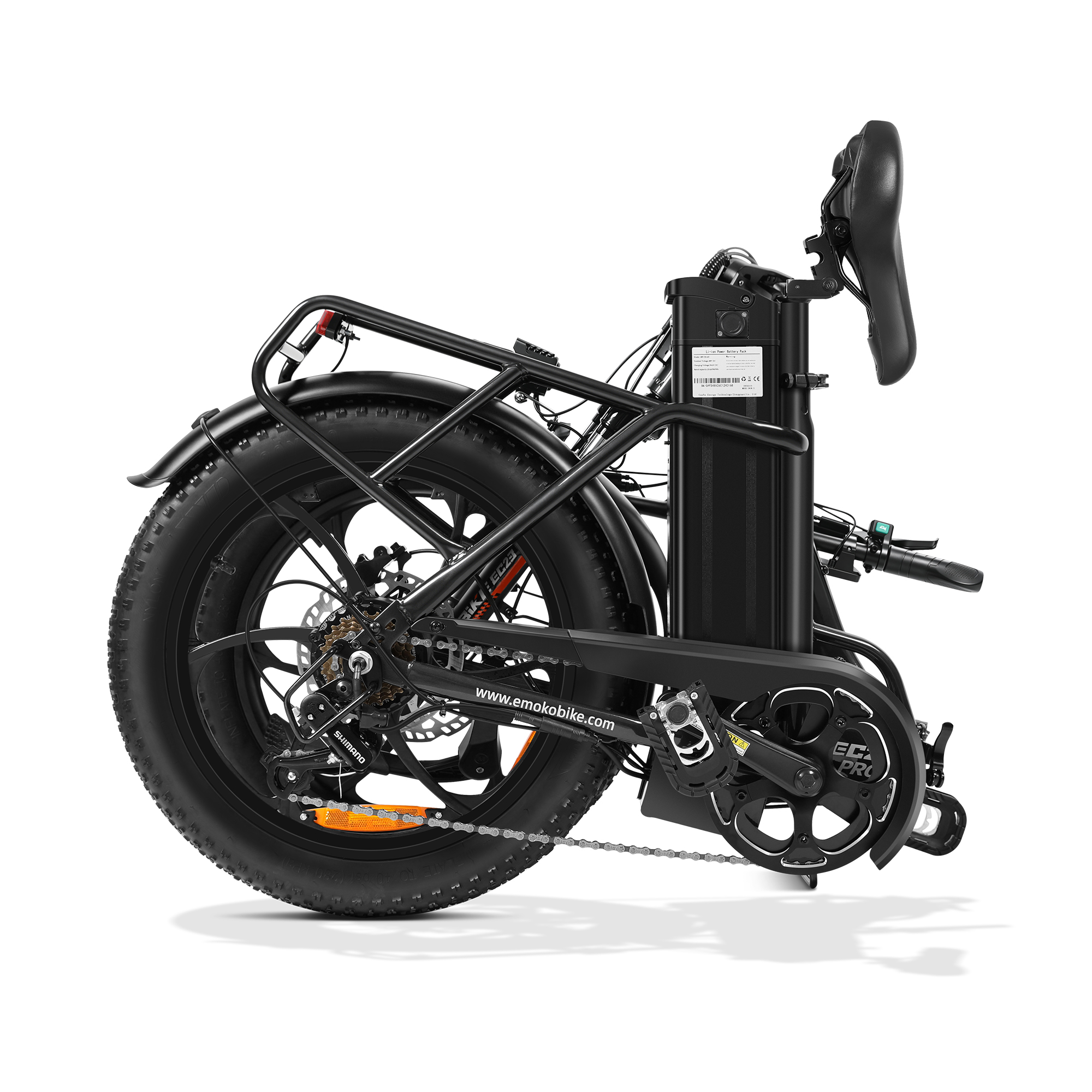 Una bici elettrica nera con ruote grasse, vista di lato, con focus sulla ruota posteriore e la batteria.