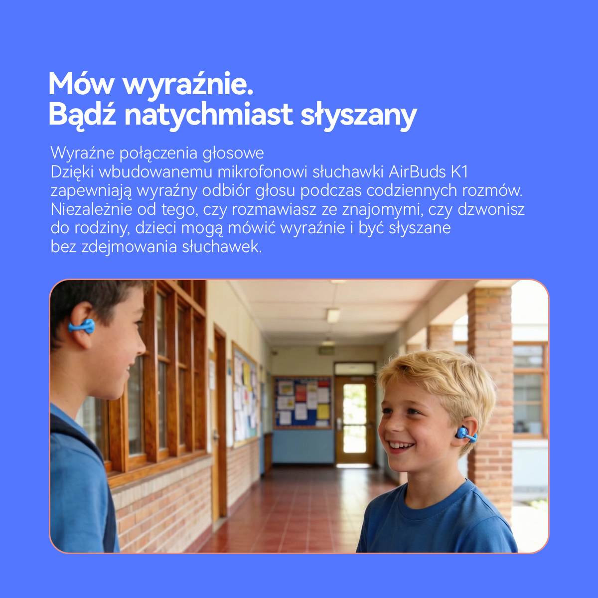 Dwóch chłopców w korytarzu szkolnym w niebieskich słuchawkach, jeden się uśmiecha.