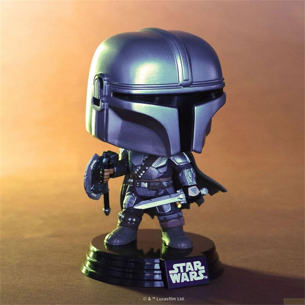 Una figura de Star Wars The Mandalorian con casco, armadura, escudo y espada.