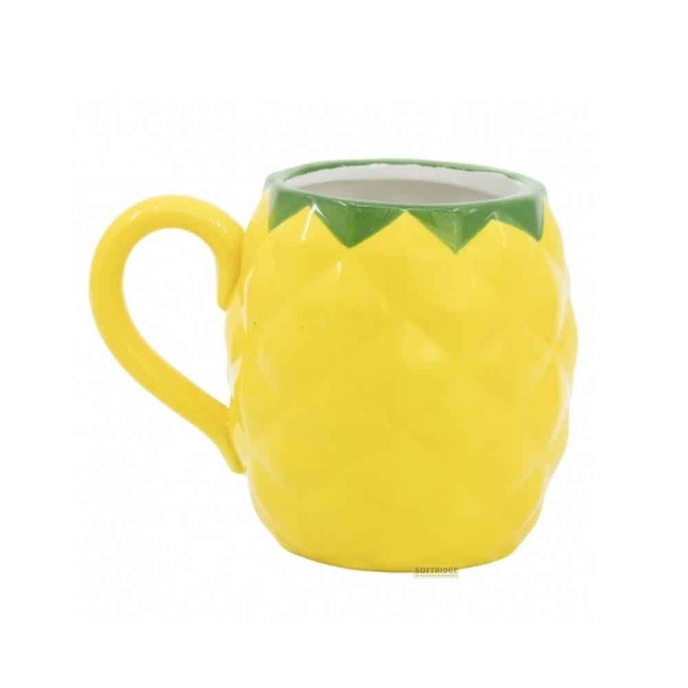 Eine gelbe Ananas-förmige Tasse mit grünem Rand und Henkel, auf weißem Hintergrund.
