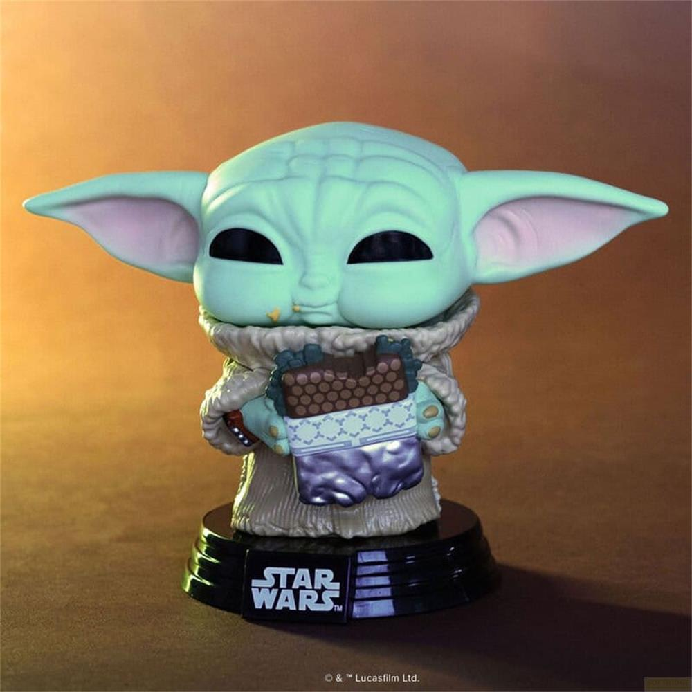 Baby Yoda Figur hält Schokolade, auf Star Wars Ständer.