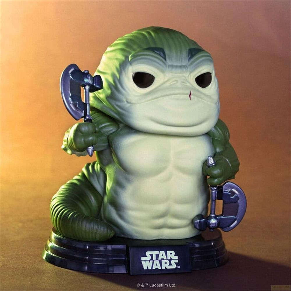 Figura verde musculosa sosteniendo hachas sobre una base de Star Wars.