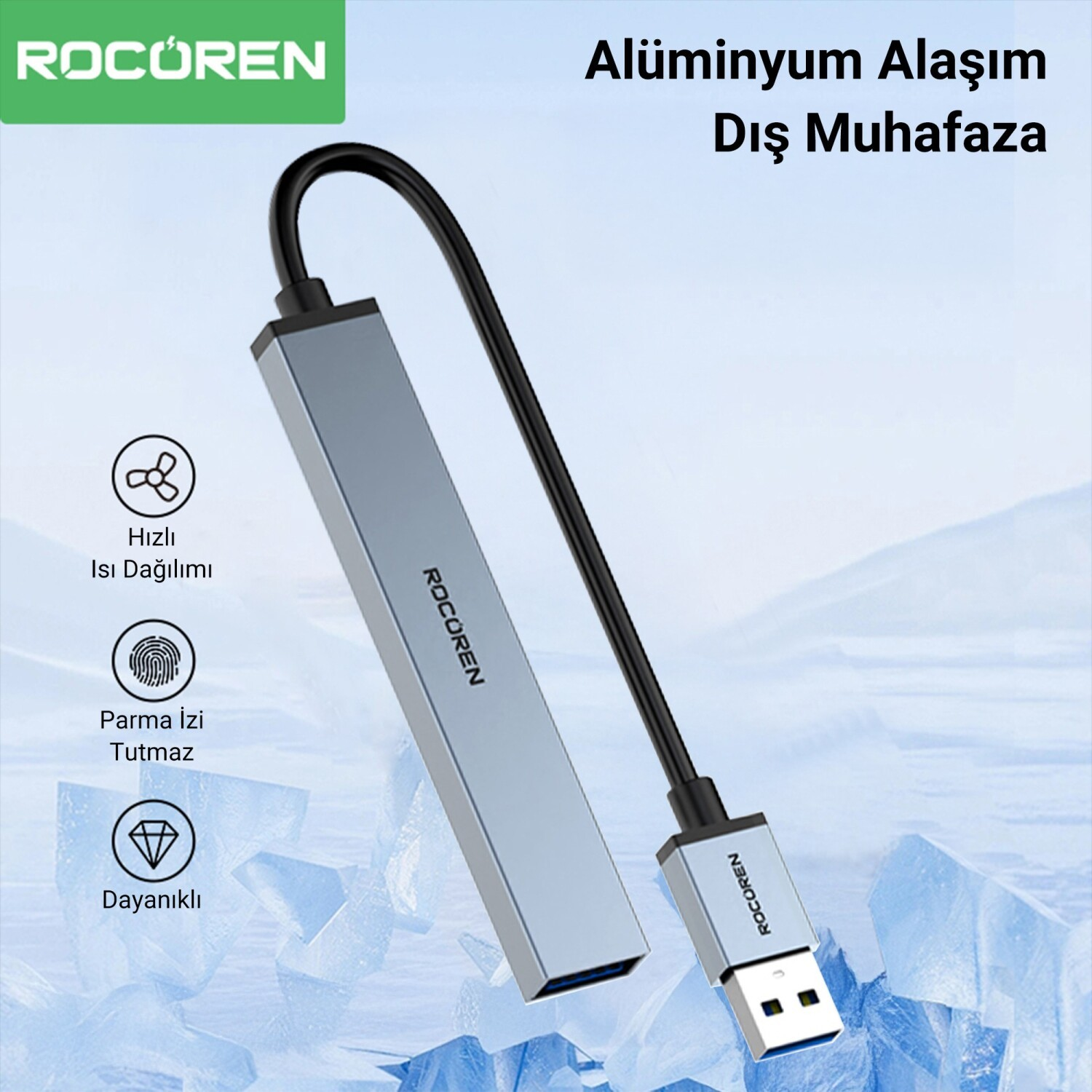 Gümüş USB adaptör, buzlu arka plan üzerinde siyah kablolu.