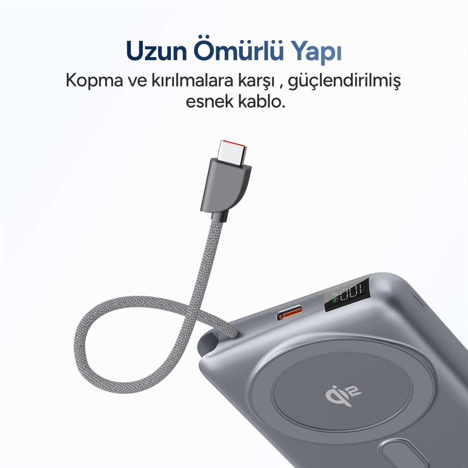 Gri powerbank USB-C kablosu ve Qi logosu ile. %100 gösteriyor.
