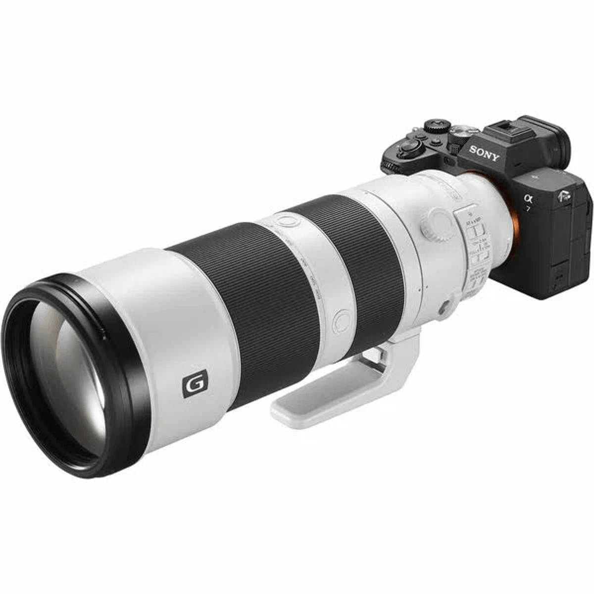 Een witte Sony camera bevestigd aan een lange, witte lens met zwarte ringen.