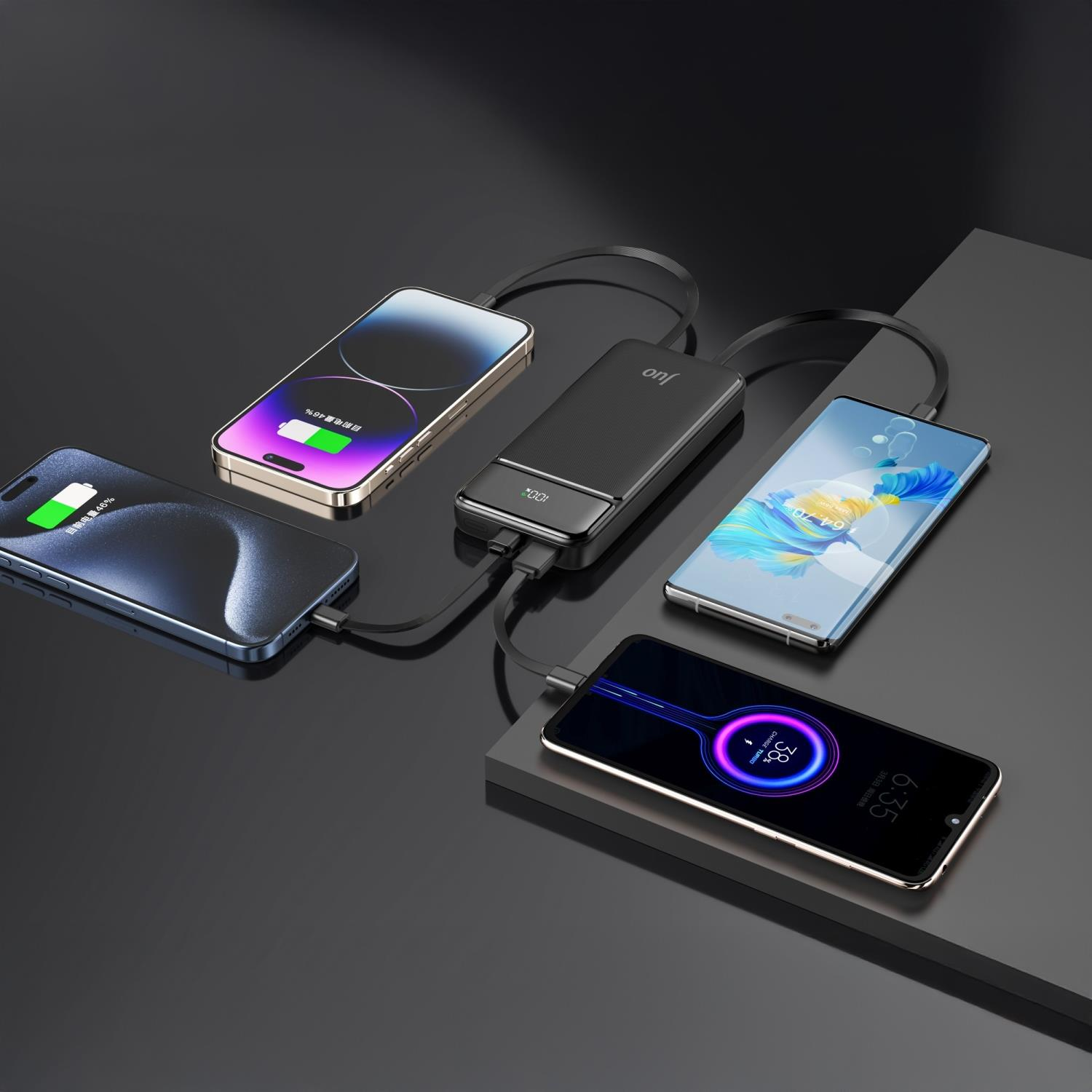 Koyu bir yüzeyde şarj olan birkaç akıllı telefon ve bir powerbank.