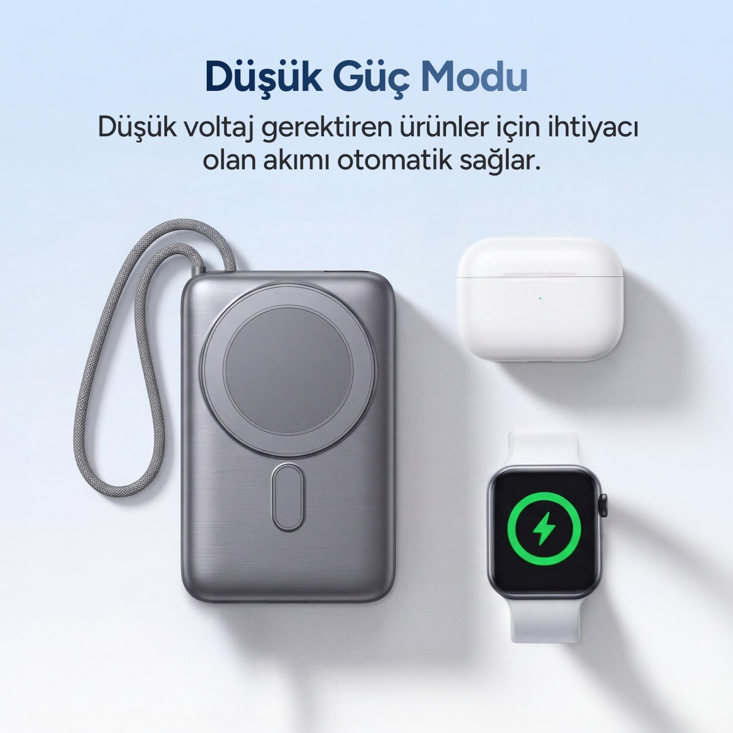 Gri powerbank, beyaz kulaklık kutusu ve şarj simgesi gösteren akıllı saat.