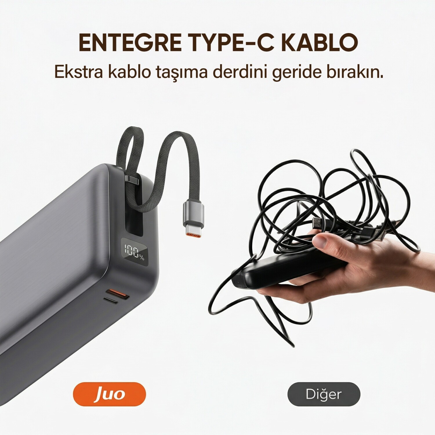 Entegre kablolu gri powerbank, karmaşık kablolar yığınının yanında.