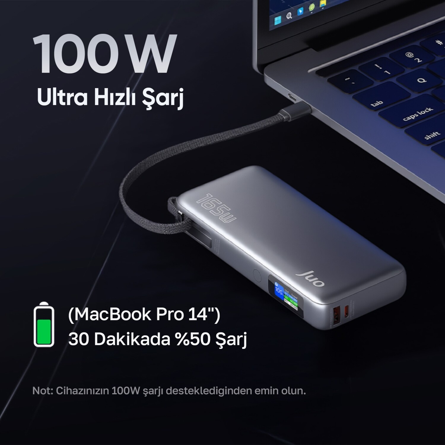 Gri powerbank dizüstü bilgisayar şarj ediyor. 100W hızlı şarj.