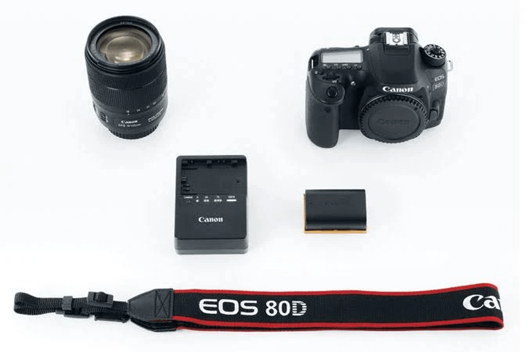 Un set di fotocamera Canon EOS 80D con obiettivo, batteria, caricabatterie e tracolla.