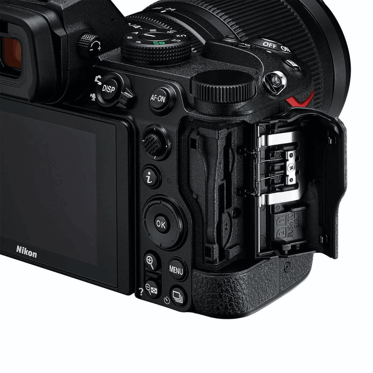 Primer plano de una cámara Nikon negra con la ranura de la tarjeta de memoria abierta.