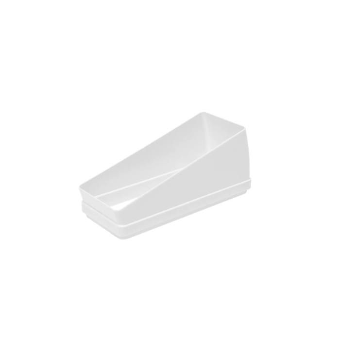 Een witte, schuine bak op een witte achtergrond.