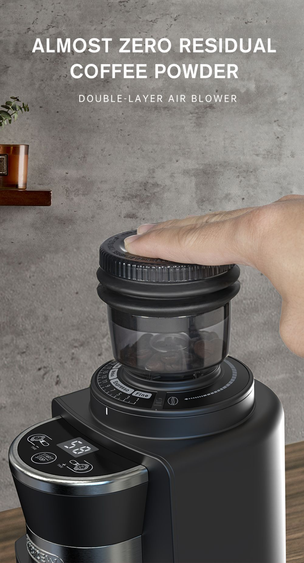 Una mano presiona la tapa de un molinillo de café con granos visibles.