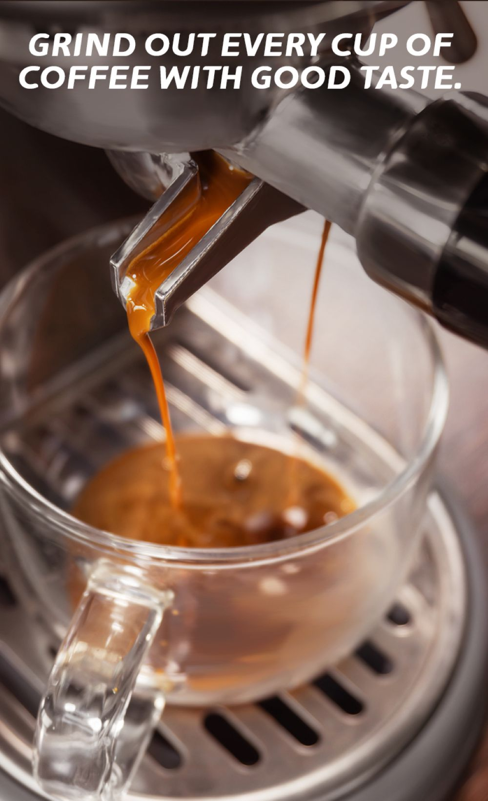 El espresso fresco fluye de una máquina a una taza de espresso de vidrio.