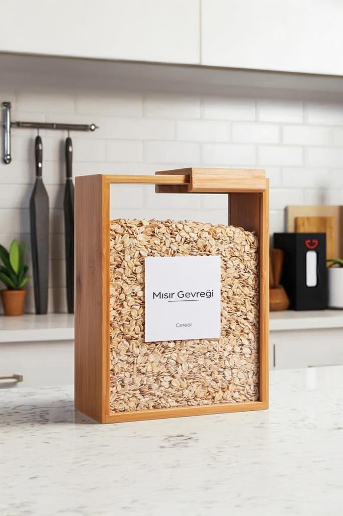 Yulaf ezmesiyle dolu, üzerinde "Cereal" etiketi olan ahşap saklama kabı.
