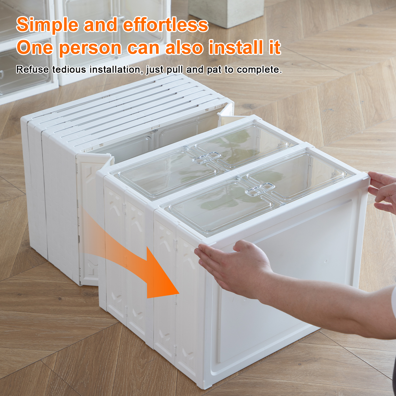Weiße modulare Aufbewahrungsboxen mit transparenten Deckeln, eine Person montiert sie.