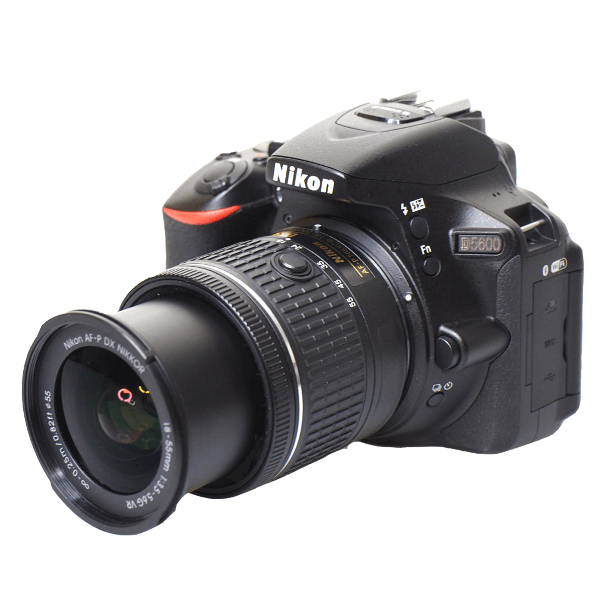 Una fotocamera reflex digitale Nikon D5600 nera con obiettivo Nikkor 18-55mm.