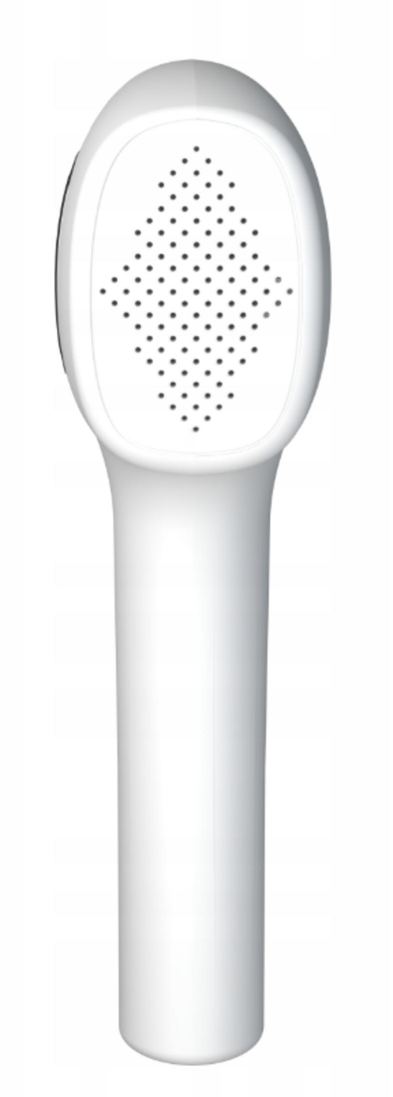 Un dispositivo bianco ovale con manico e parte superiore perforata.