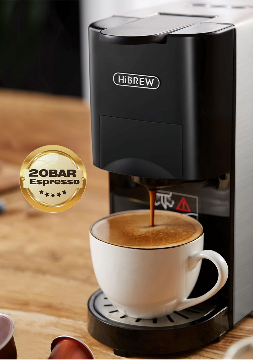 Máquina de café preparando espresso en taza blanca, 20 Bar.