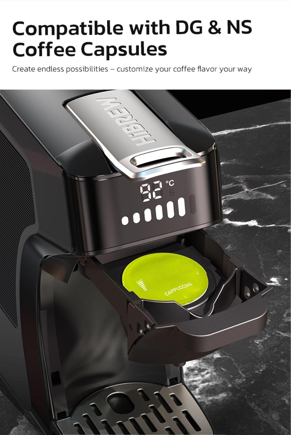 Cafetera con cápsula de café verde y pantalla digital de temperatura.