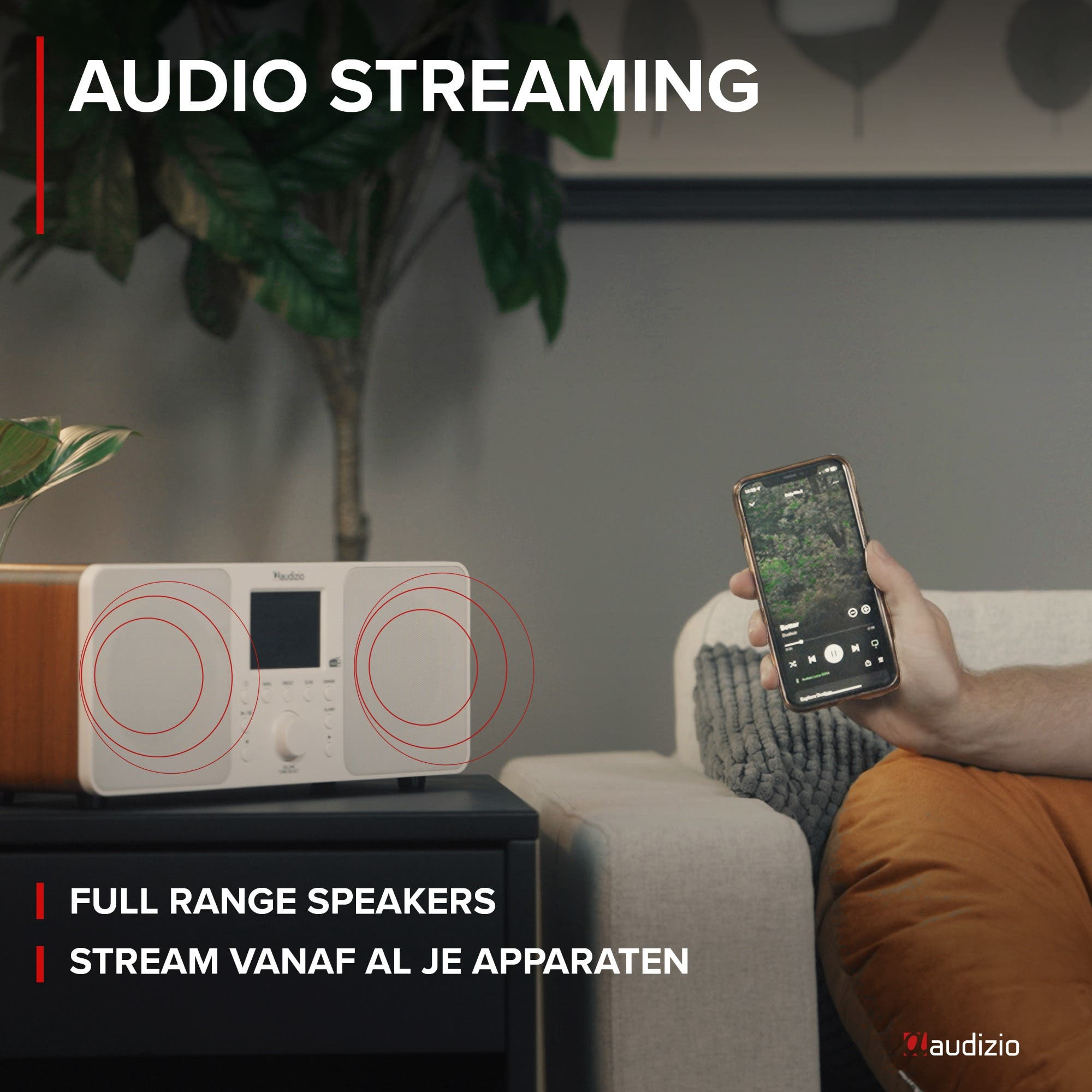 Weiße Lautsprecher mit Handy, das Musik abspielt. Text: AUDIO STREAMING.