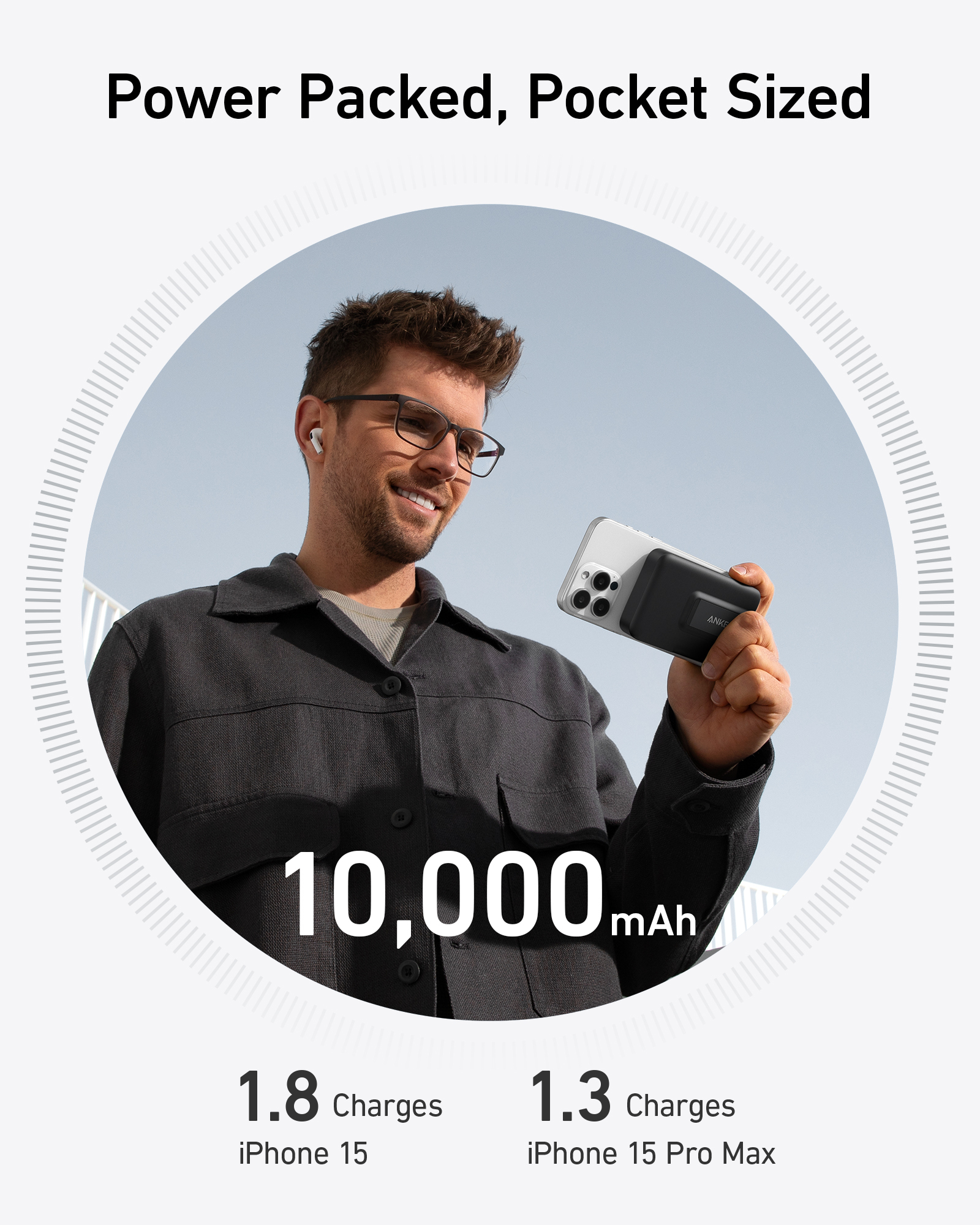 Mann mit Brille und Ohrhörern hält ein iPhone mit Powerbank. 10.000 mAh.